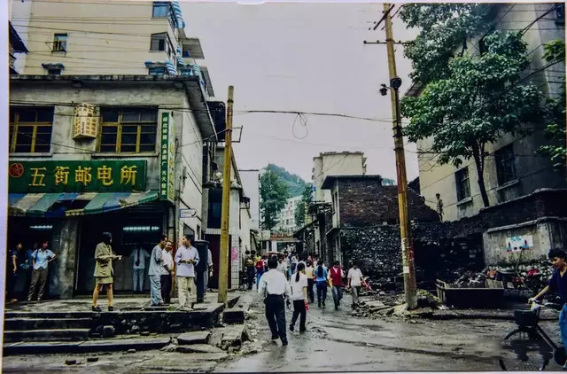 80岁老爷爷的眼睛,80年代的年轻人眼里全是光