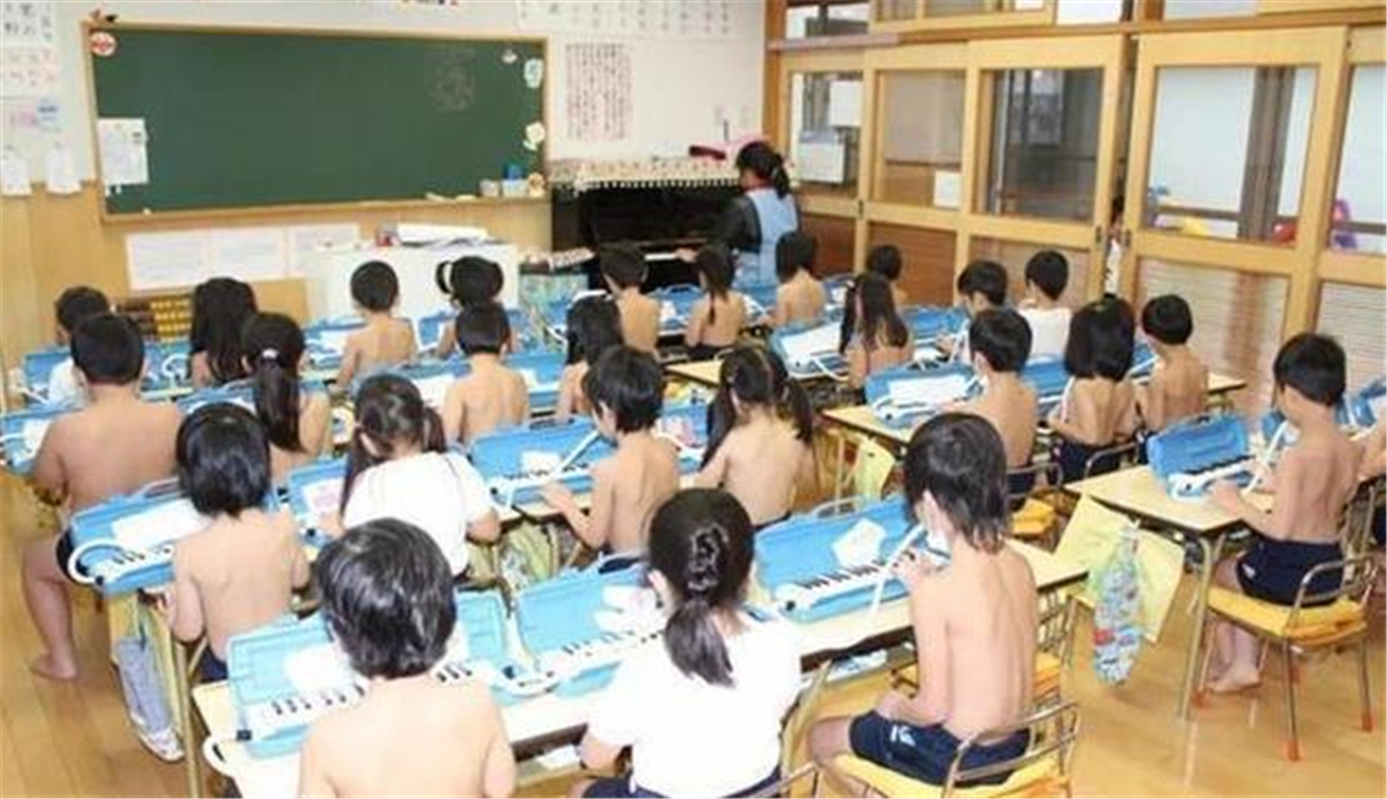 日本脱衣上课红了,男孩女孩都裸上身,网友:不怕早熟