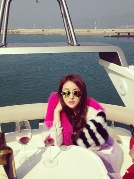 20岁收到上亿礼物,却从不敢认“干爹”,郭美美到底精明在哪?