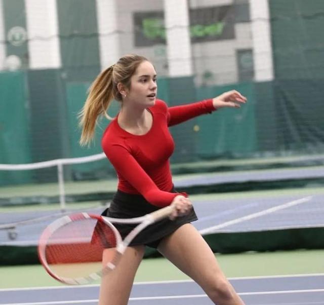 莎拉波娃打球观众被逗笑,莎拉波娃打球尖叫观众笑