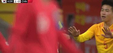 太脏了!韩国球员恶意推倒中国球员,报复心太强了