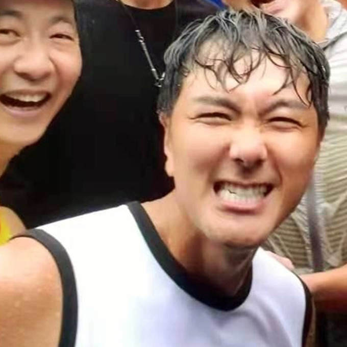 一众港星冒雨踢足球,吴岱融萧正楠浑身湿透,卢惠光父子罕见露面