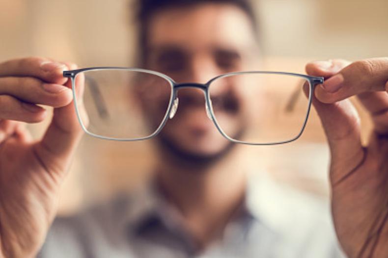 眼镜片花了不要怕，涂点这个清晰无比！