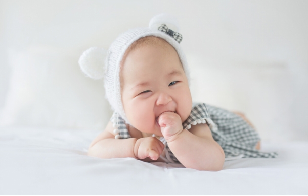 三个月大的宝宝吮手指需要制止吗,如何改掉婴儿吮手指习惯