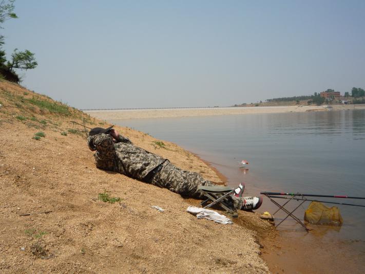 自己动手制作海竿钓鱼竿,自己在家做钓鱼竿玩具怎么做呢