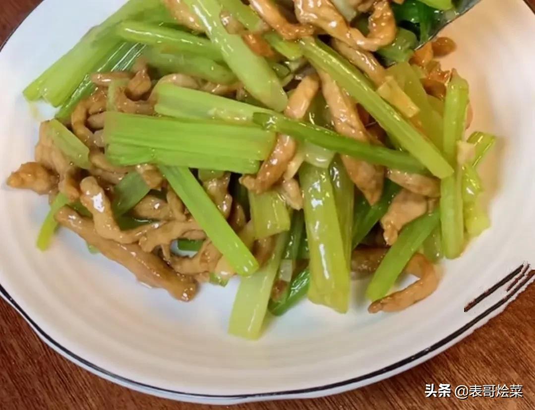 每次炒肉油飞溅出来,炒肉怎么不粘锅的小妙招