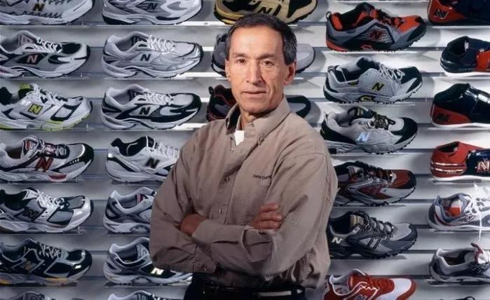 灰色运动鞋是什么梗,灰色运动鞋新百伦搭配