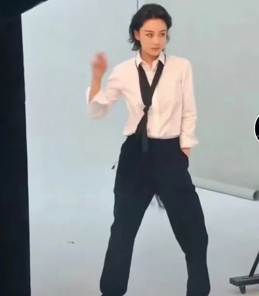 张馨予穿绿色披肩晒照显娇羞,婚后张馨予穿衣风格大变