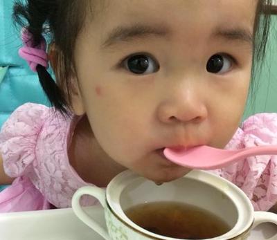 孩子嗓子有痰和孩子积食有关吗,儿童嗓子长鹅卵石状东西