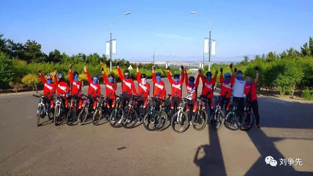 80后老师带11名毕业生骑行1800公里。校领导紧张，家长被气住院