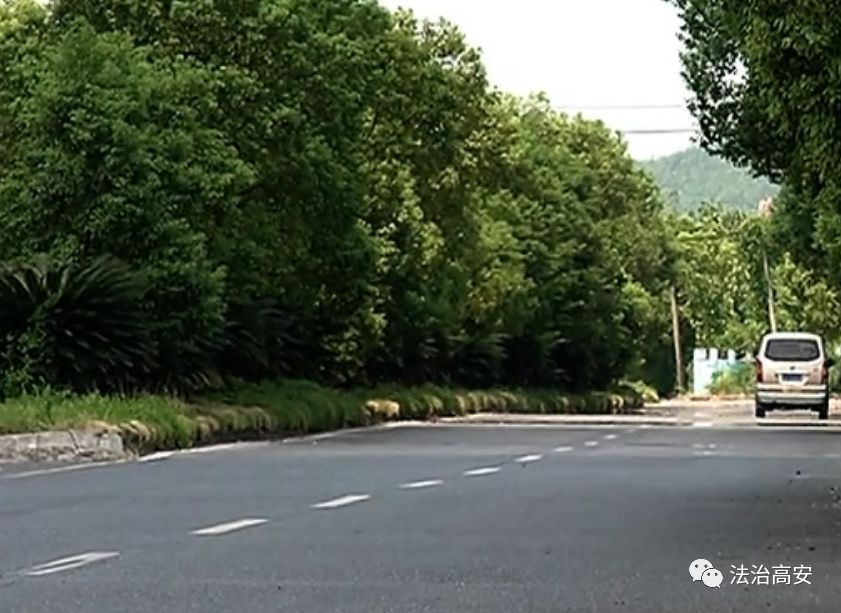 高安一女子被车撞死，死者亲属为索赔堵路，1人被拘8人被罚