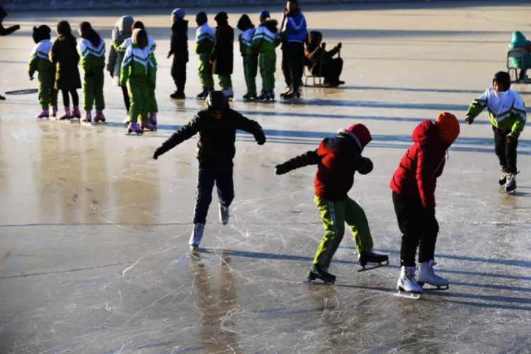 树干球门,木头球杆,不锈钢球碗山里孩子的冰雪课是这样的