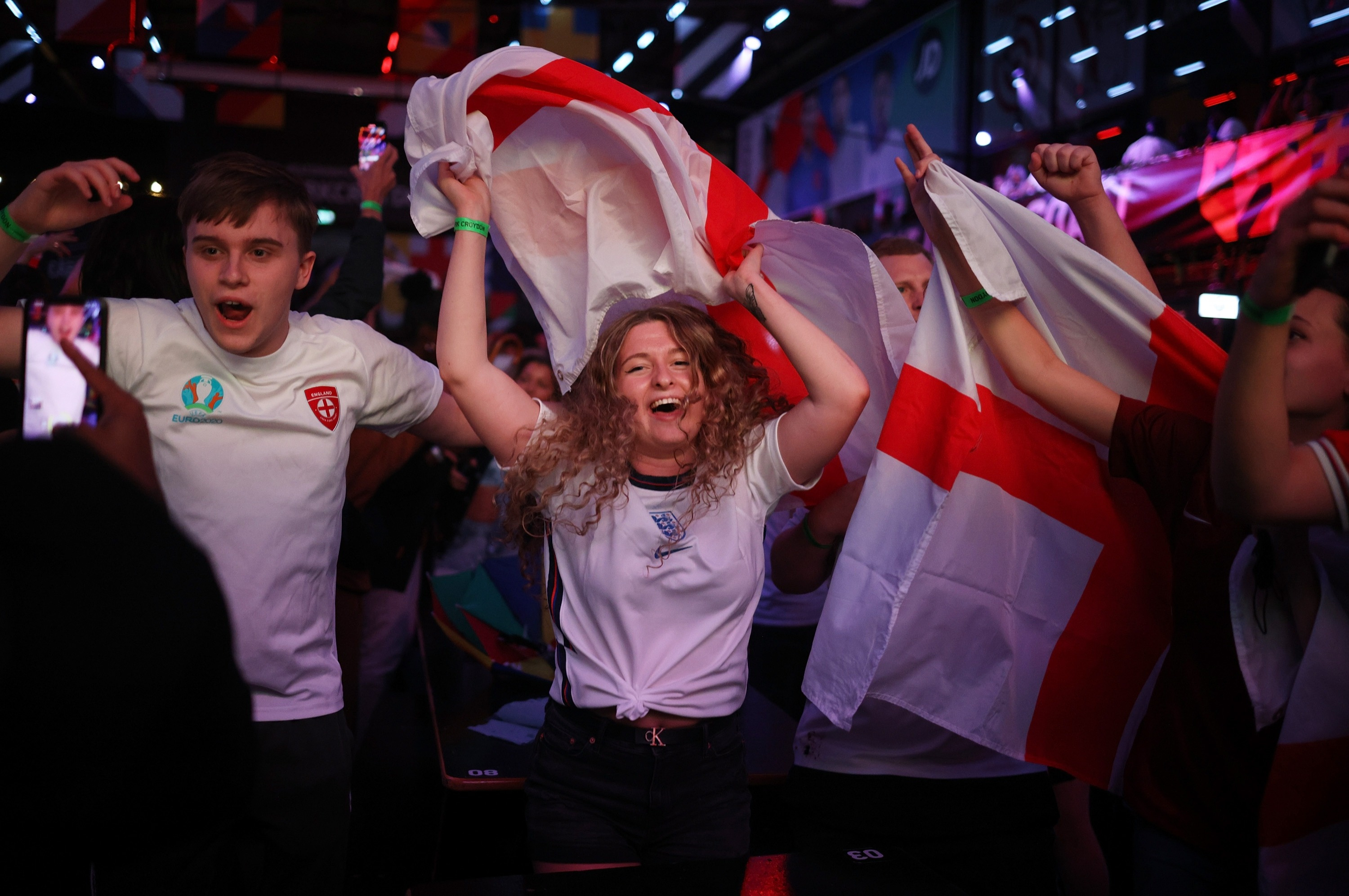 英格兰2:1丹麦,英格兰vs丹麦2-1英国球迷