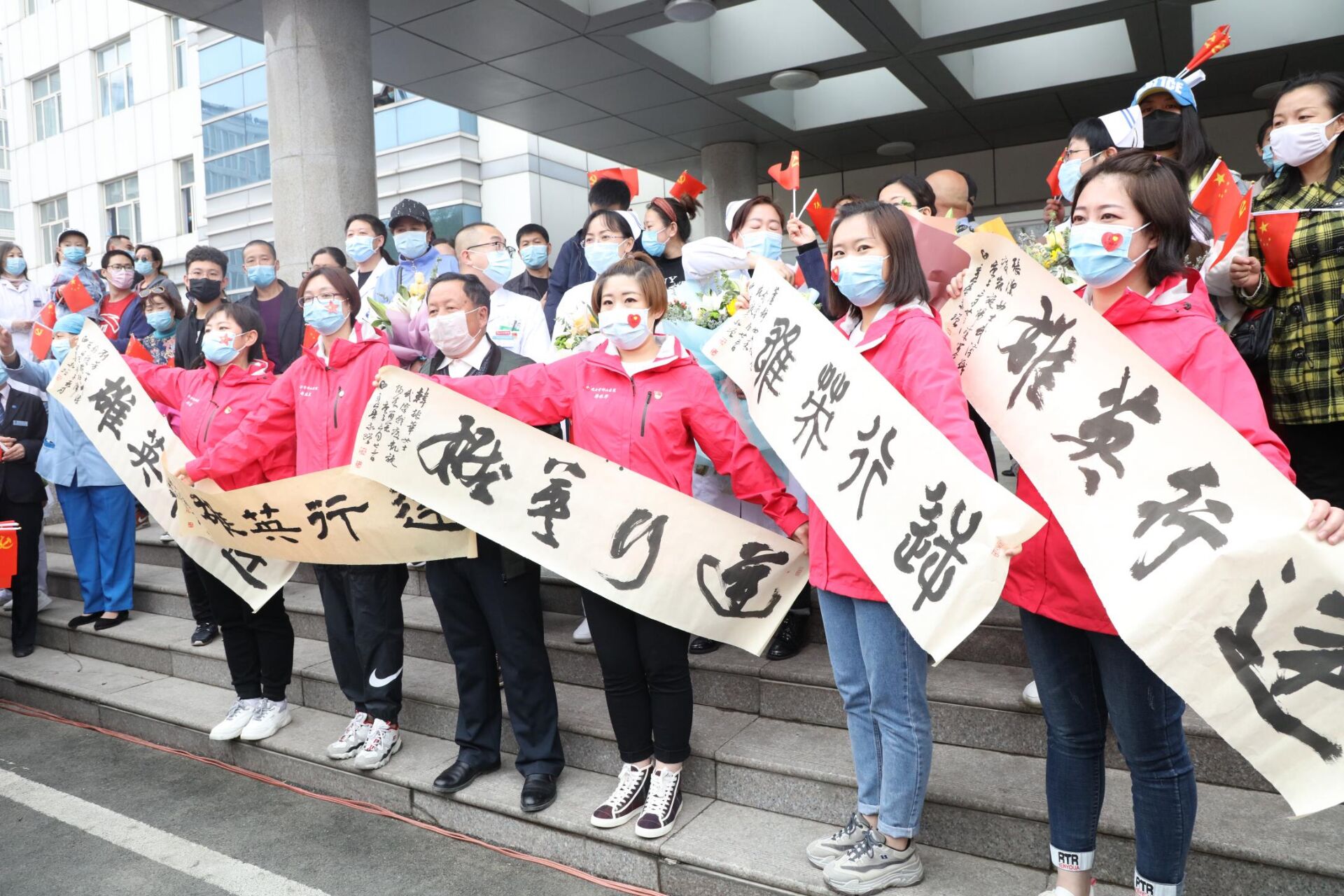 援鄂护士归来科室迎接仪式,援鄂护士返医院欢迎仪式