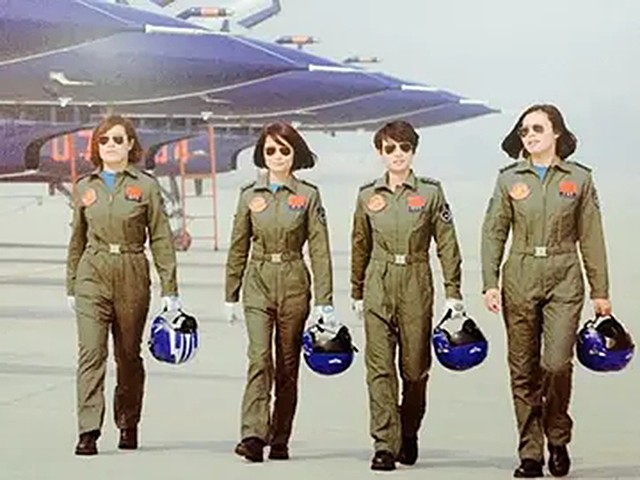 金孔雀余旭的最后一程：36万群众手捧菊花送别，墓前4架飞机模型