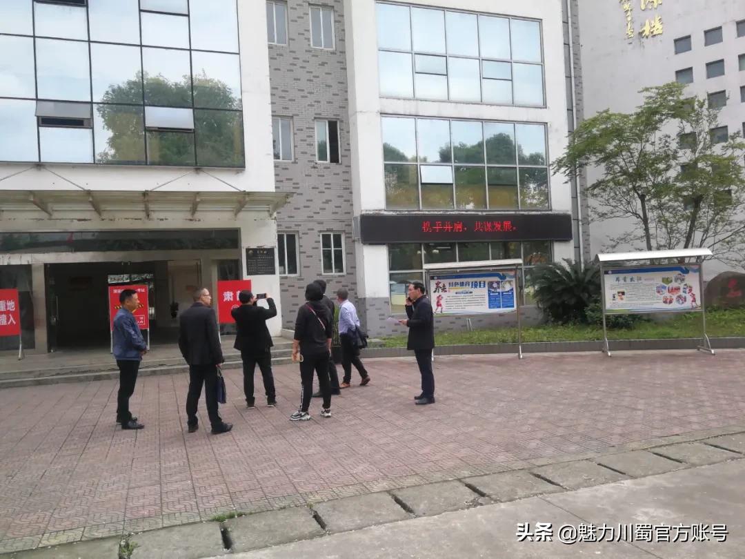 结伴而行共同成就：江油中学与彰明中学开展教育共同体活动