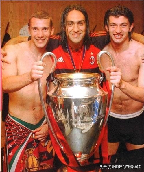 1600万欧的米兰左后卫，被伊布弄的身败名裂，退役半年当选副总理