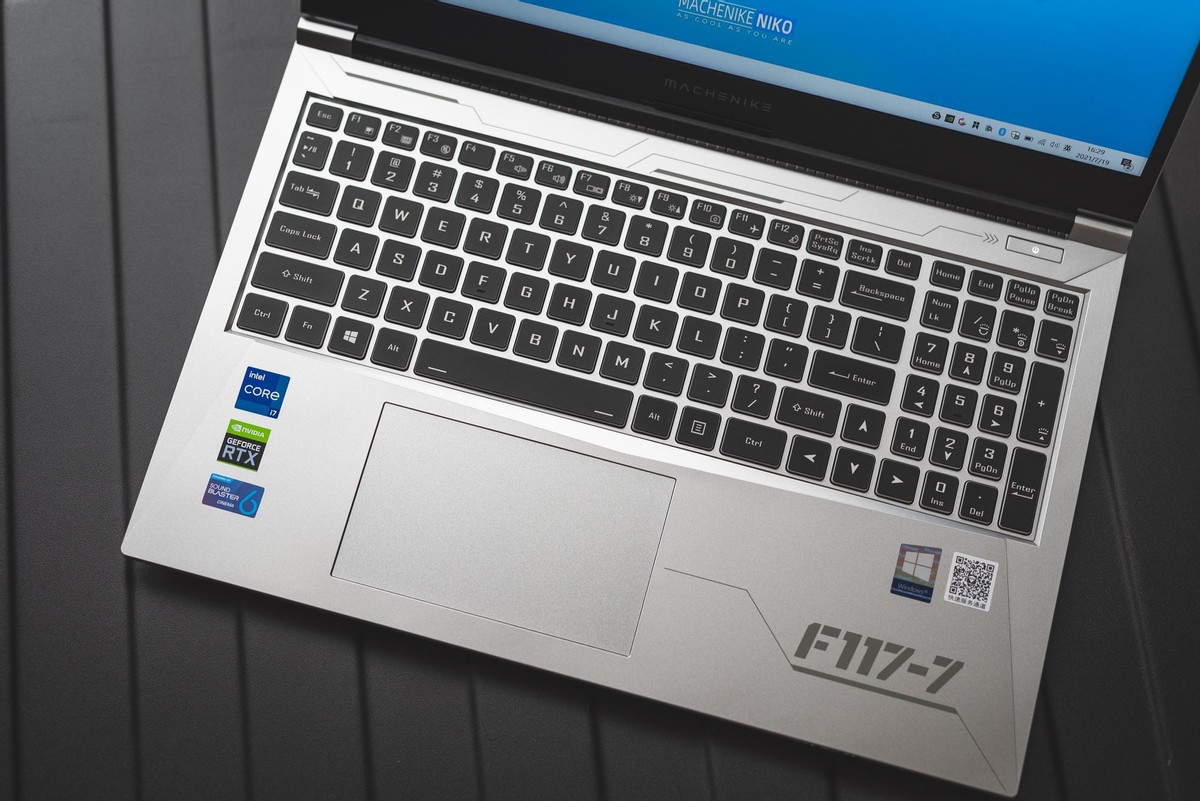 一台重量仅为1.85kg的游戏本机械师F117毒药