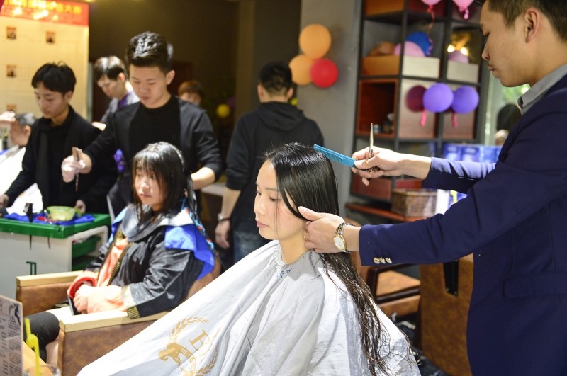 开理发店一年赚五六万,90后小伙学技术开理发店挣大钱