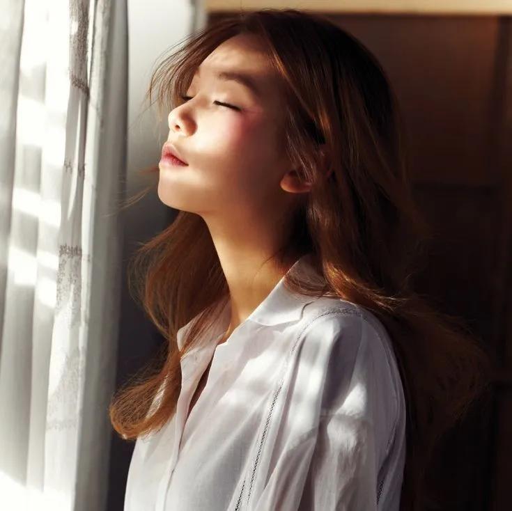 这个被嘲矮的超模火了！一脸硬伤，为啥还被Dior、Prada抢着宠？