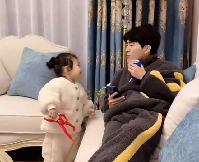 女儿喝可乐上瘾，爸爸妙计帮女儿戒掉可乐，网友：爱美不分年龄