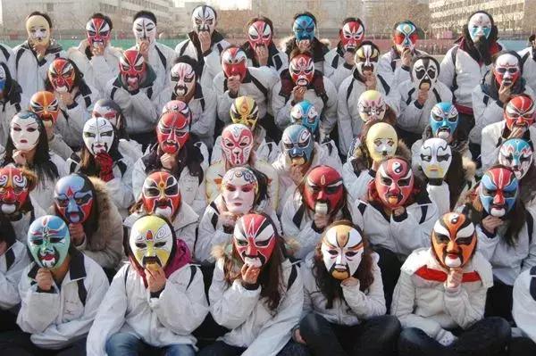 浓墨勾勒漾脸谱，薪火传承构新图