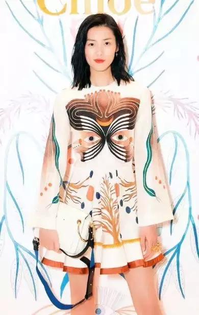 刘雯今年最流行的包,刘雯同款包时尚潮流大牌大容量