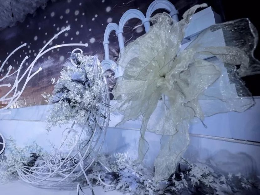 把深海的蔚蓝和小鹿眼里的星辰，都揉进了这场婚礼