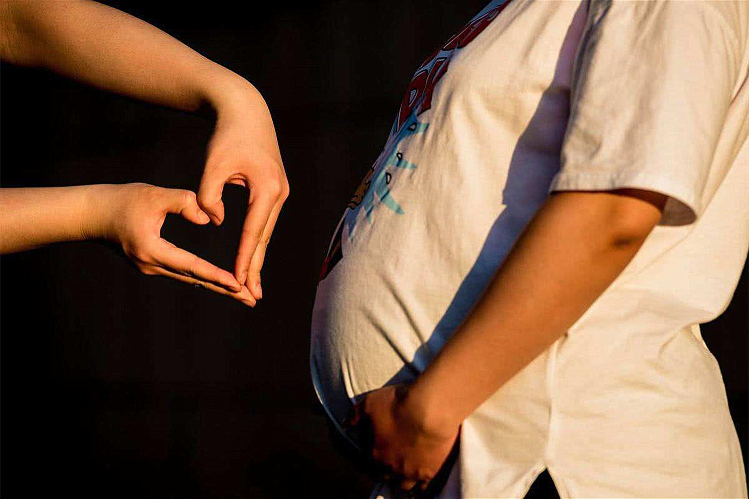 胎儿晚上胎动频繁怎么调整成白天,孕妇睡得太晚宝宝胎动频繁正常吗