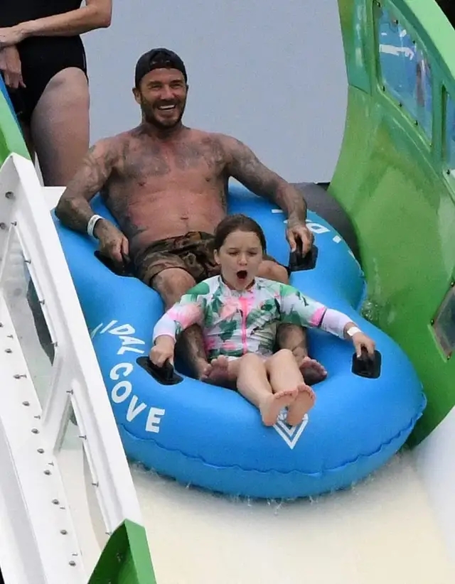 小七是大姑娘了!沙滩踢足球一人对阵两个哥哥,女汉子太有小贝范