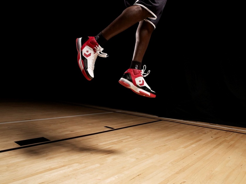 以前篮球运动员穿匡威的鞋,科比穿过的匡威篮球鞋