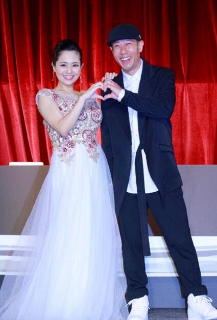 苍井空与丈夫同台甜蜜互动，自爆怀孕5个月，身材依旧纤细