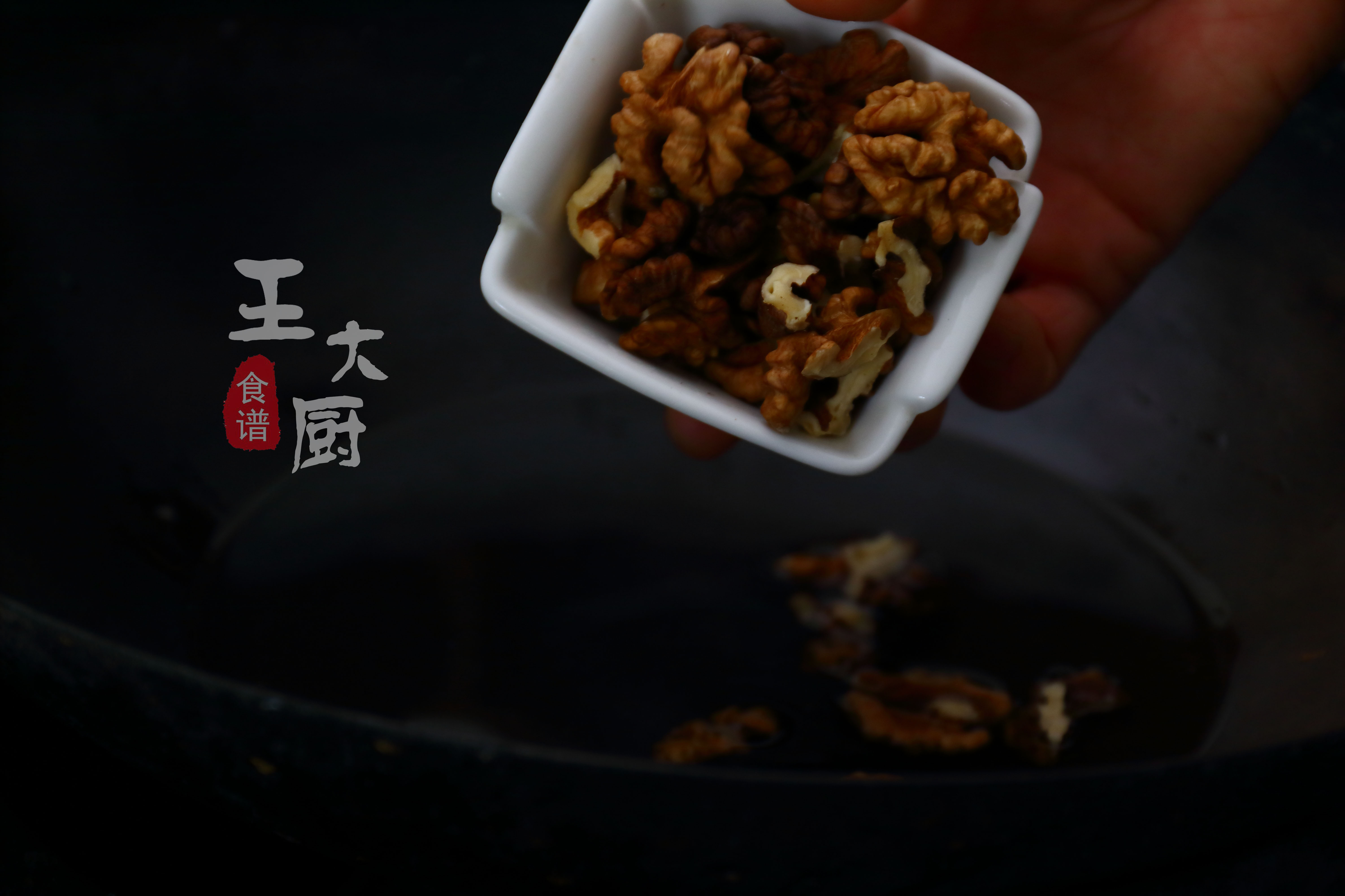 自制非油炸琥珀核桃仁的做法,解馋小零食推荐琥珀核桃仁