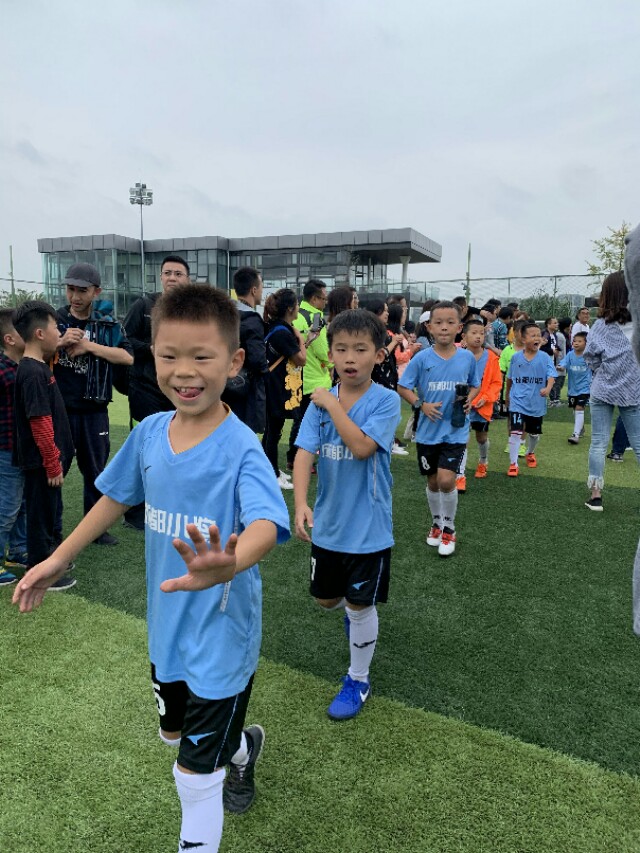 【*今条头日**】国庆有一支闪耀蓉城的娃娃战队，他们叫:成都小将！