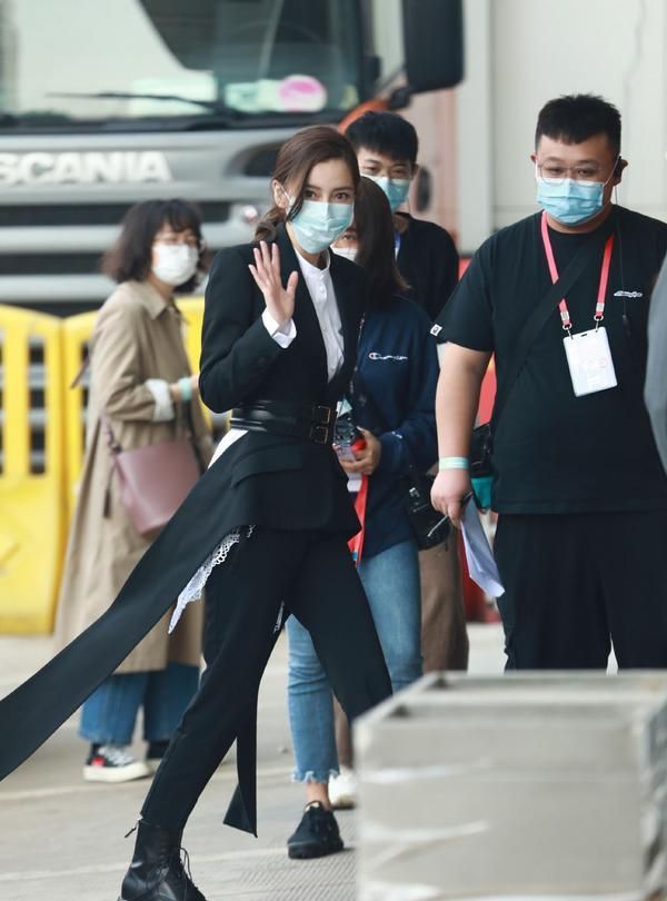 angelababy迪拜路透高定,angelababy黑色西装加腰带