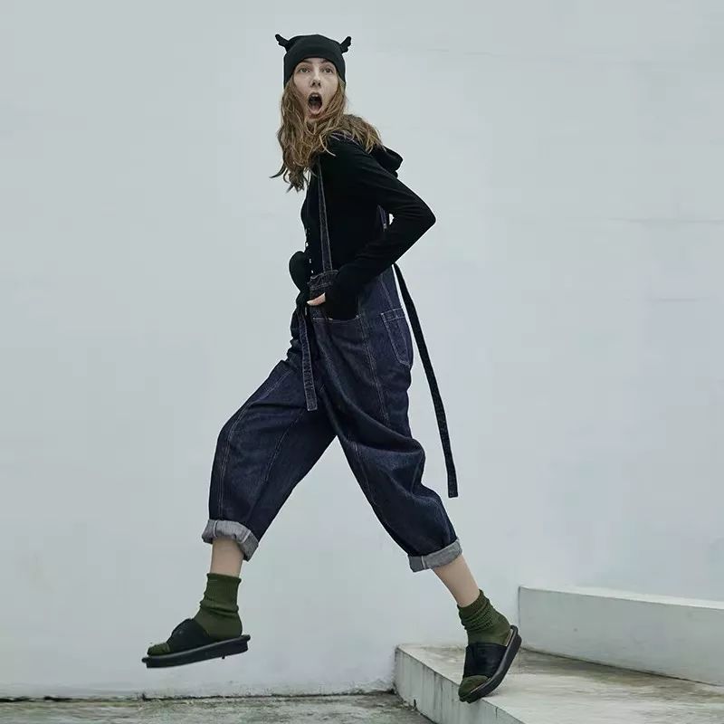 穿上背带裤，校门口保安叔叔都不拦我