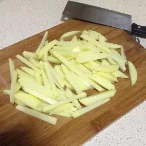 在家里做薯条吃又干净又卫生,孩子自己动手做薯条又简单又好吃