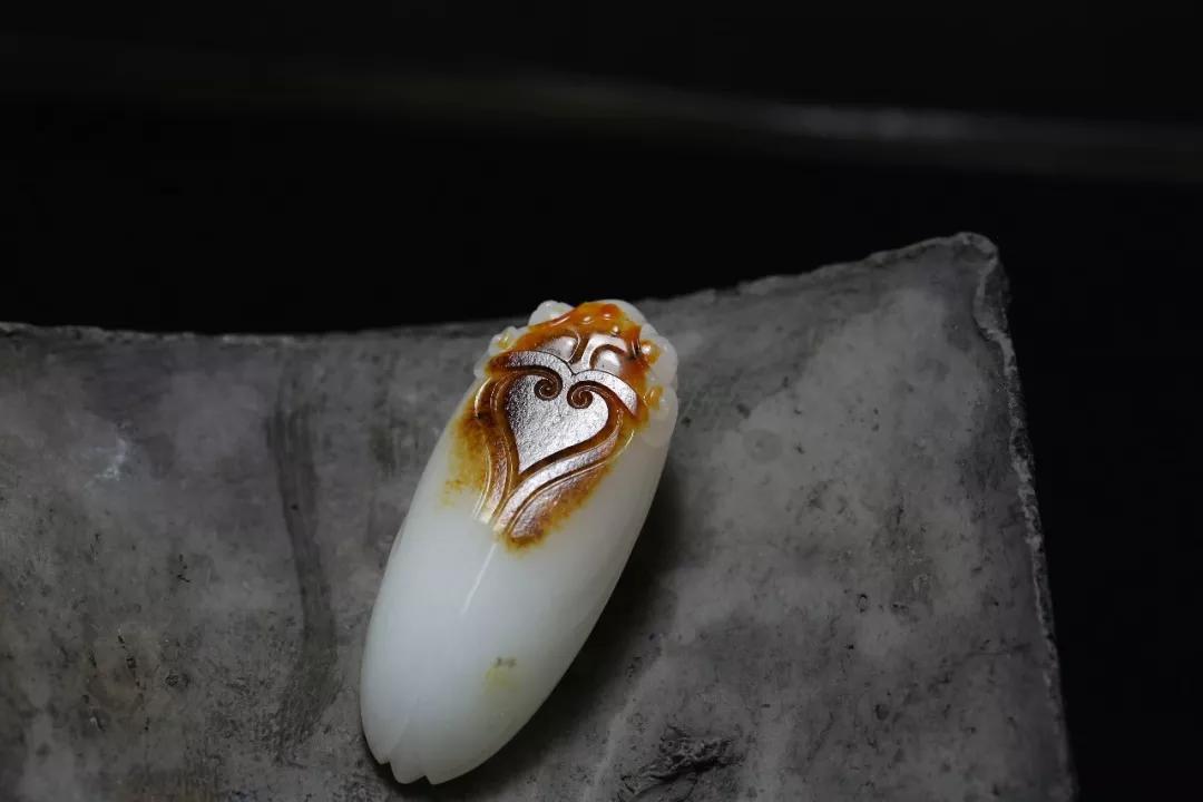 玉雕大师手里的黑青籽料,籽料皮色彰显玉雕灵气