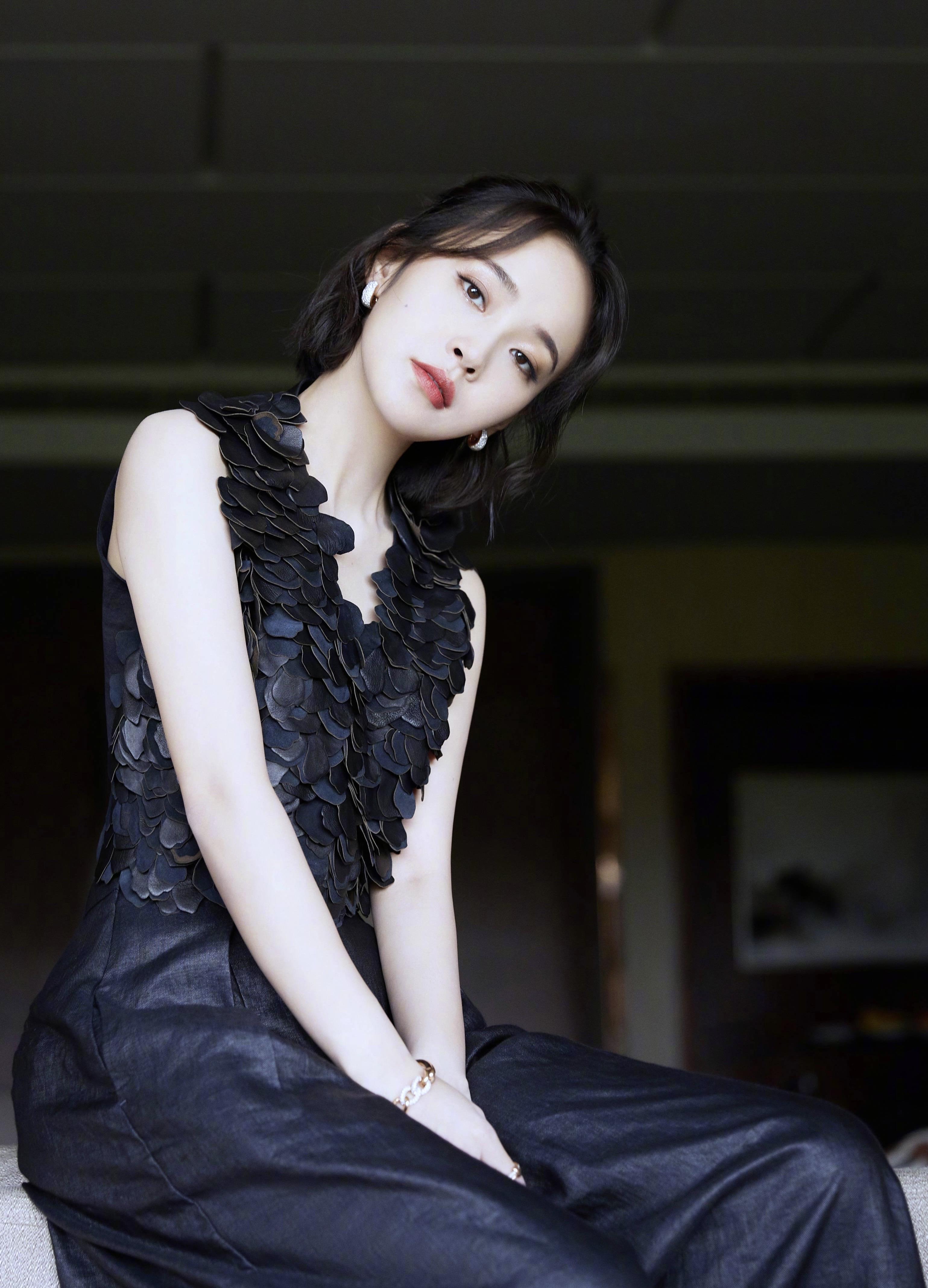 张佳宁穿吊带连裙,张佳宁穿黑色长裙图