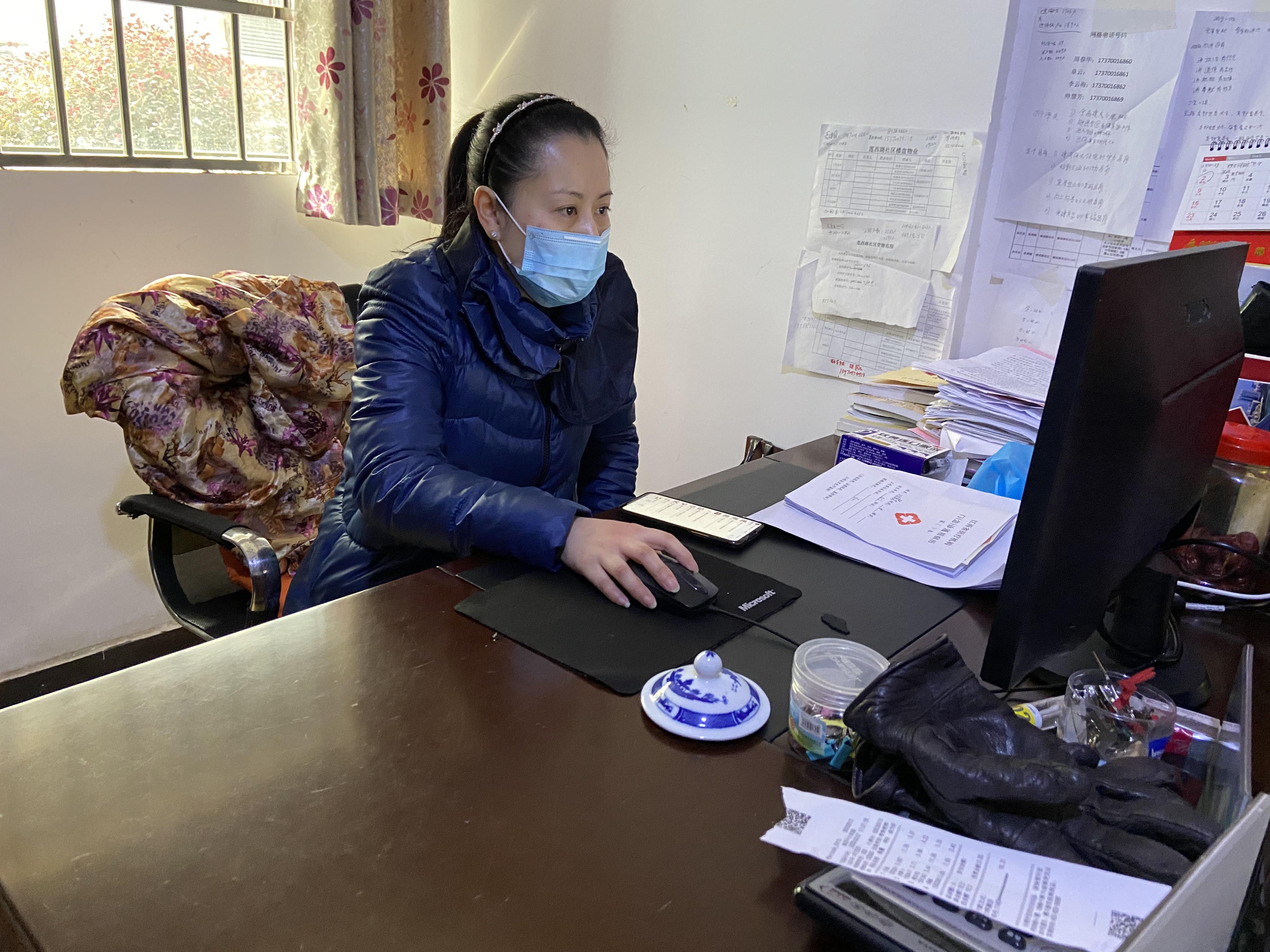 不听劝辱骂工作人员,不听群众意见的领导