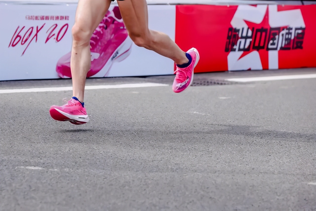 李宁安踏500以内的跑鞋 (李宁安踏专卖店跑鞋有什么)