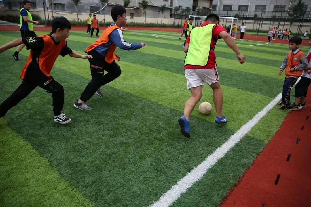 青青绿茵场浓浓校园情-----临沂大岭小学举行毕业足球告别赛