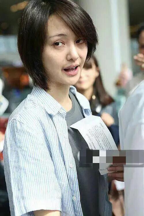 郑爽15年后发生了什么？黑眼圈、暴瘦、畏光、精神失控，就像吸毒