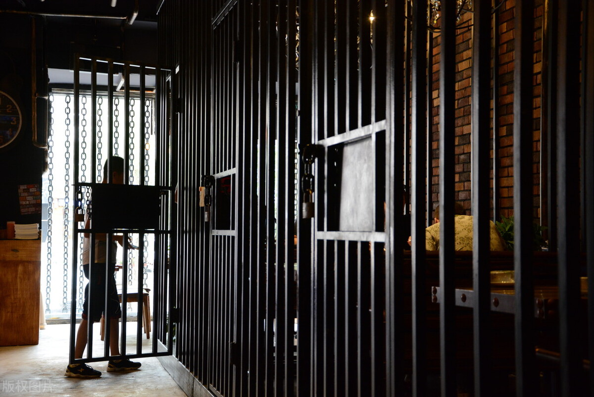 犯人戴脚铐为什么不敢走路,给犯人戴的脚镣仅仅是防止越狱吗