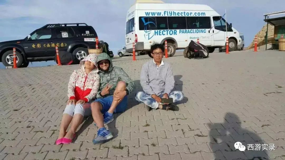 她和我从上海开车进中东后,爱上伊朗人就逃跑,还为他失恋和自杀