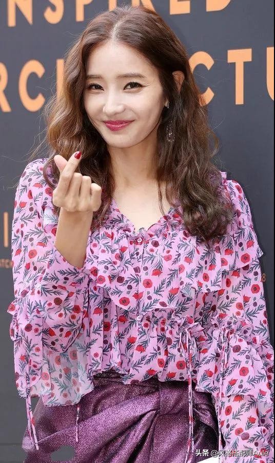 韩彩英惊艳发色穿套装,韩彩英穿连衣裙