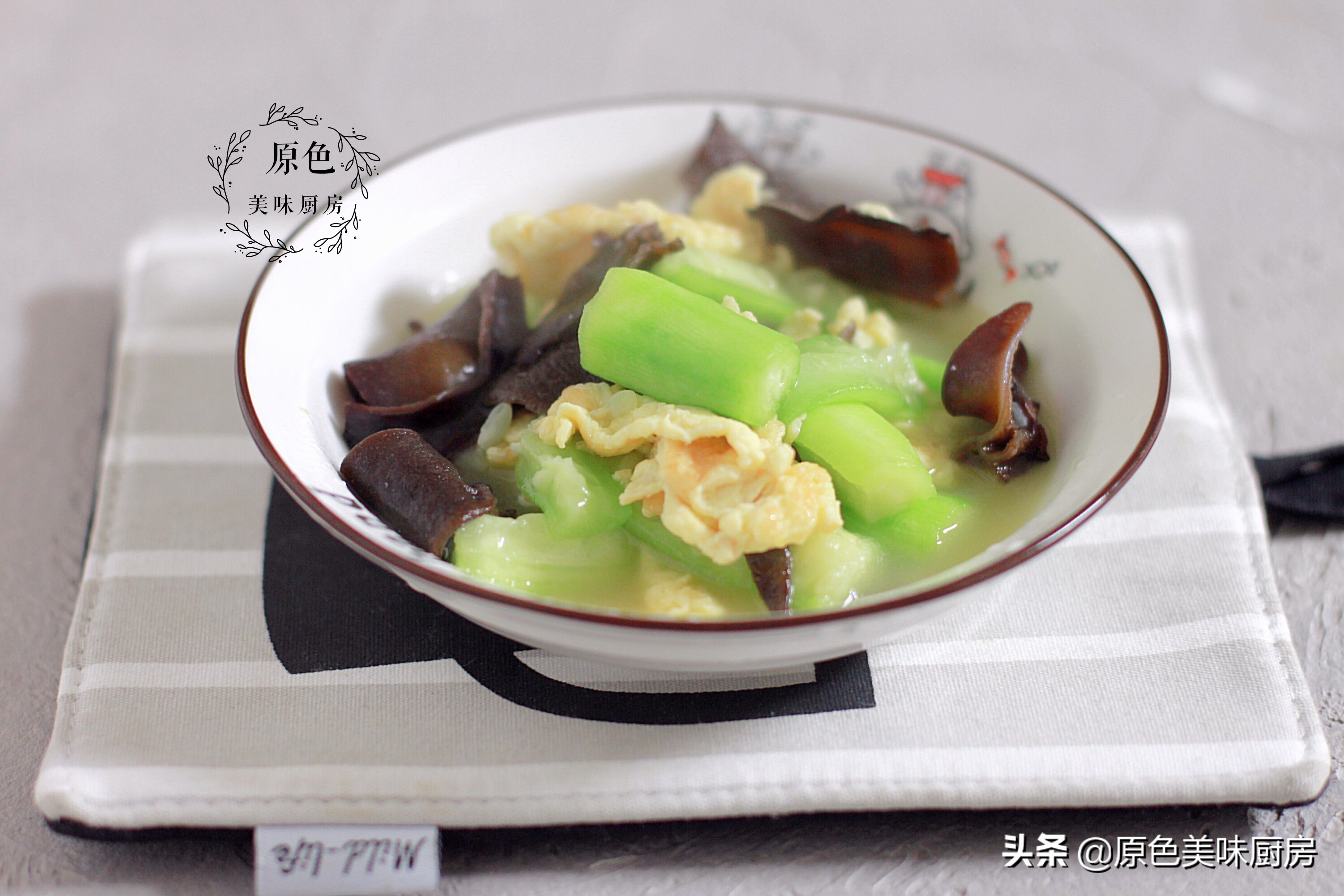 丝瓜可以不去皮吃吗,丝瓜要不要挖