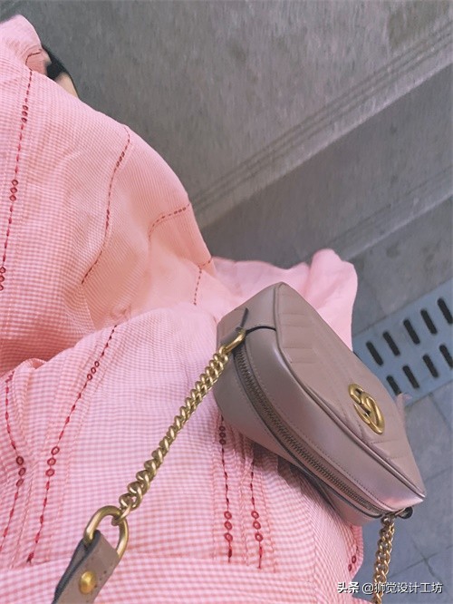 拍一张照片就能设计成一幅海报,一张人像图片做成海报构图