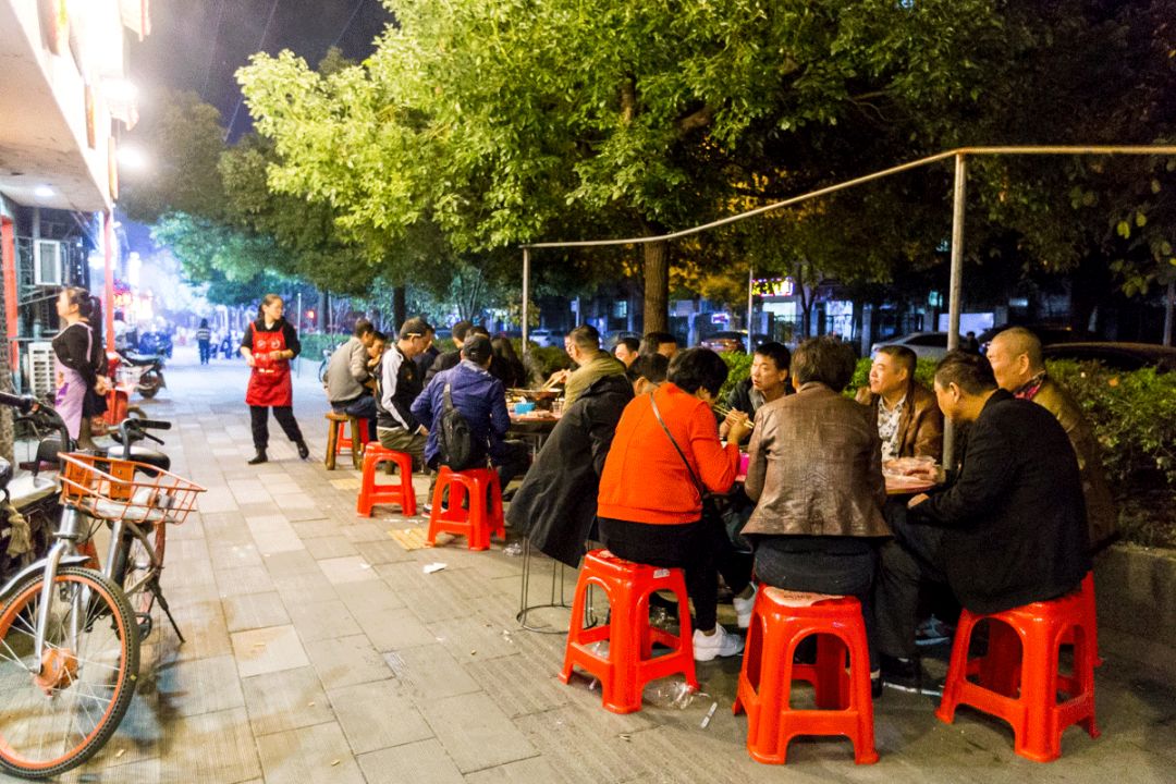 吃完整条恩施街，发现住在青山的才是人生赢家