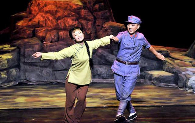 想考艺术类学校学什么比较好,报艺术班学什么好